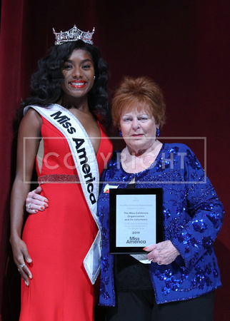 Nia Franklin (Miss America 2019) presents award - Donna Jones
